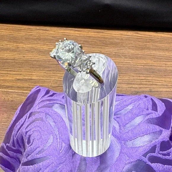 New Elegant Silver Tone Ring with Clear Stones - Picture 3 of 7